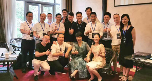 米科总经理范光兴与校企及政府代表合影留念